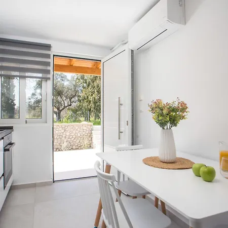 Sarah's Just Renovated 2-bedroom Aparts In Nature * Ialysos (Rhodes)