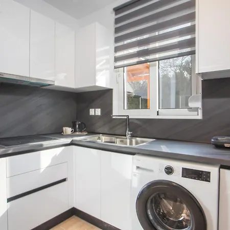Sarah's Just Renovated 2-bedroom Aparts In Nature Apartment *