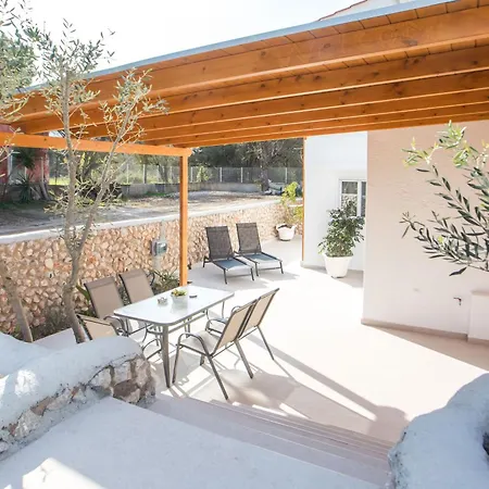 Apartamento Sarah's Just Renovated 2-bedroom Aparts In Nature Ialisos
