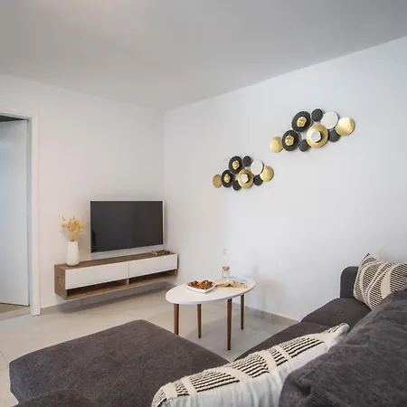 Sarah's Just Renovated 2-bedroom Aparts In Nature Ialisos