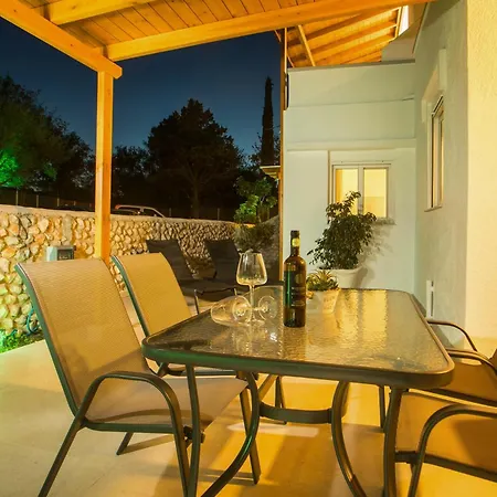 Sarah's Just Renovated 2-bedroom Aparts In Nature Apartamento Ialisos