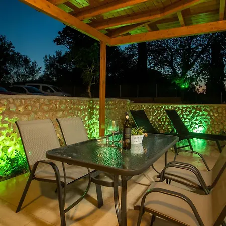Sarah's Just Renovated 2-bedroom Aparts In Nature Ialisos