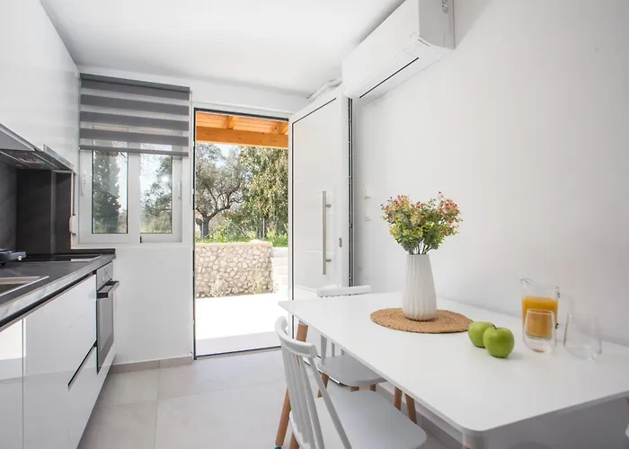 Sarah's Just Renovated 2-bedroom Aparts In Nature * Lalyssos